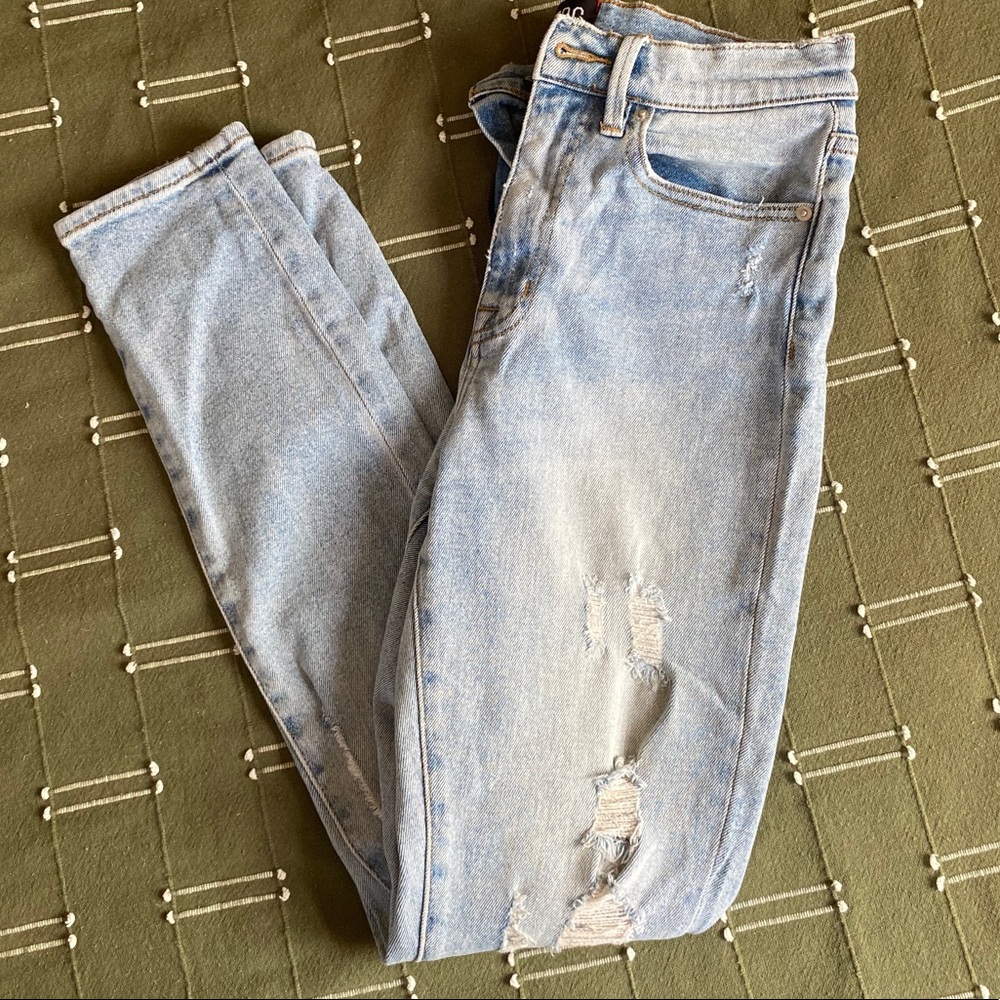 BDG HIGH WAISTED RIPPED JEANS